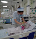 小儿外科监护室的护士正在护理宝宝