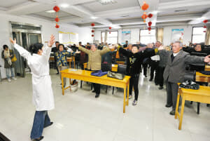 在黄山社区卫生服务中心，医生和老人们互动，做起了健康操。