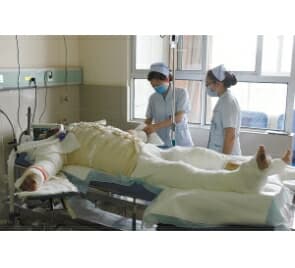液化气泄漏爆炸 男主人为救妻子被烧成重伤