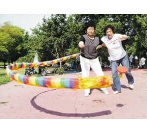 抖空竹能缓解肩颈疾病 协调四肢功能