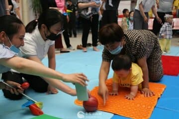 “为民办实事”系列活动之六一 徐州市妇幼保健院宝宝爬行赛萌翻全场