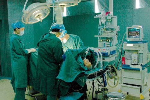 肝胆外科在为患者进行手术