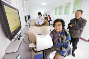 许多社区卫生服务中心设立了健康小屋，老人们可自助体检。