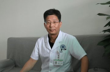 【百年百医】苏北胸外科微创技术的一面旗帜—记市肿瘤医院副院长、胸外科主任侯予龙