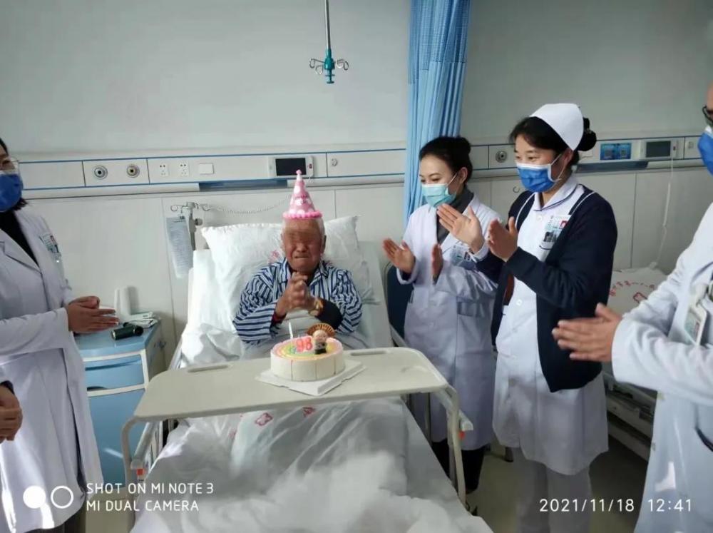 爱有温度 情暖病房——市一院神经内科医护陪患者杨爷爷在病房过98岁生日