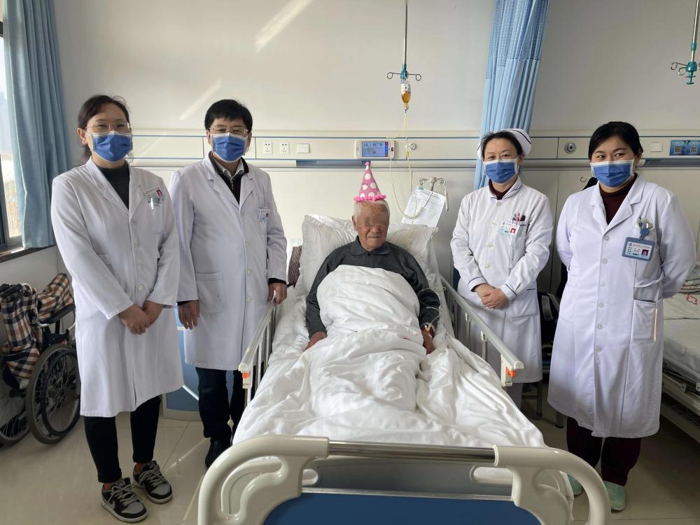 爱有温度 情暖病房——市一院神经内科医护陪患者杨爷爷在病房过98岁生日