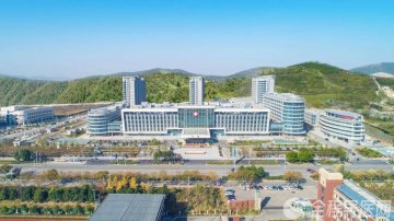 11月26日 上海知名医院皮肤病专家在徐州一院现场义诊！