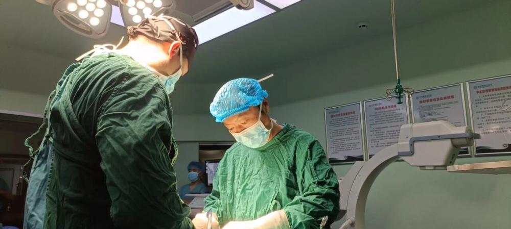 八旬老人“手术困难” 徐州援疆医生冯杰妙手解难题