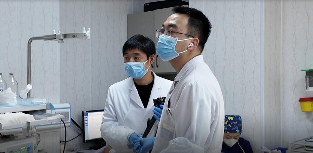 生死营救！十岁女孩腹中藏刀，矿总医生巧手施救