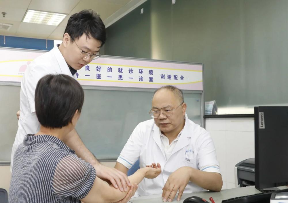 国内资深乳腺专家曹旭晨教授 1月9日来徐坐诊