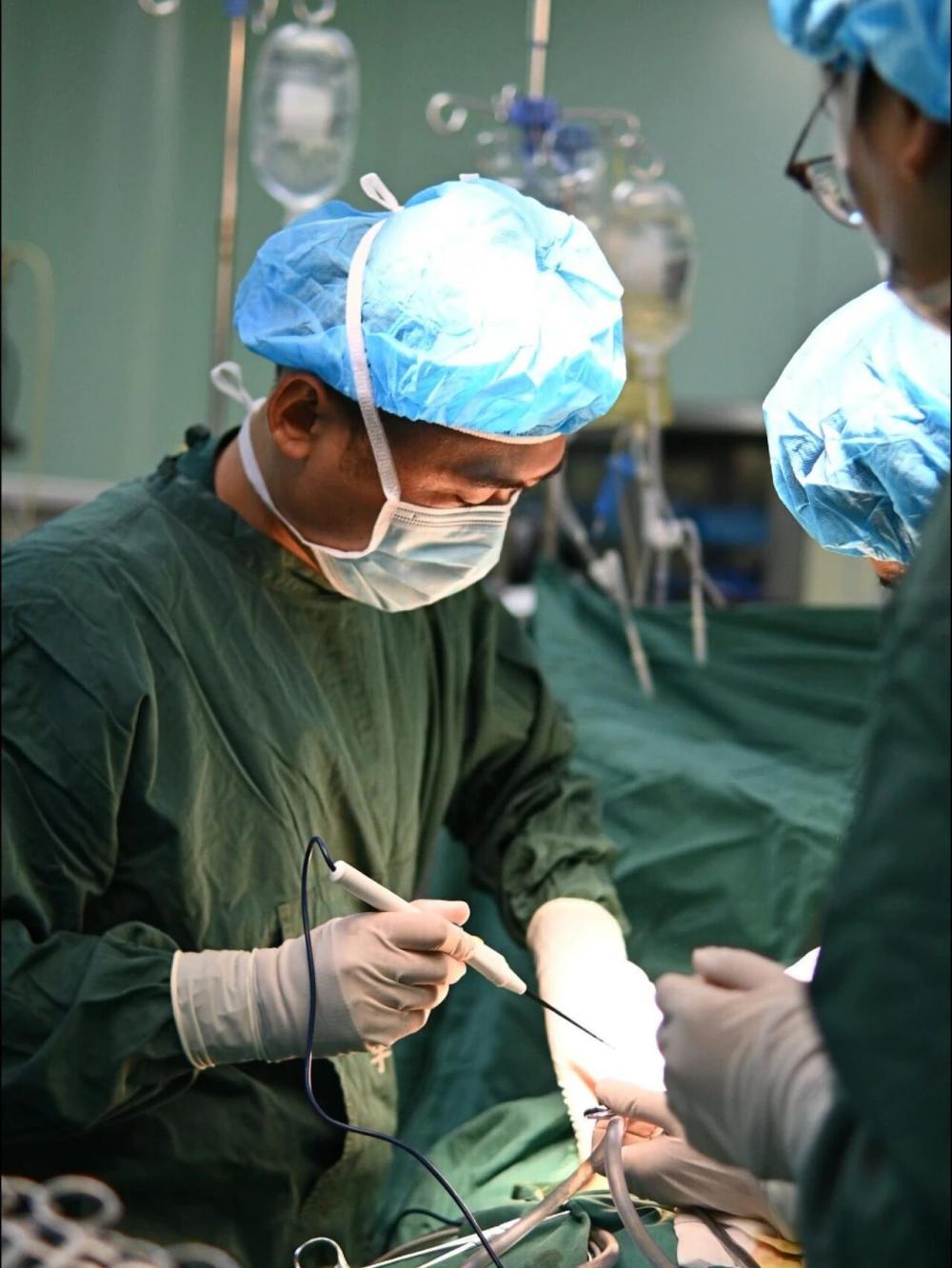 高三学子突发急症，徐矿总医院普外科团队极速施救，助其安心备考