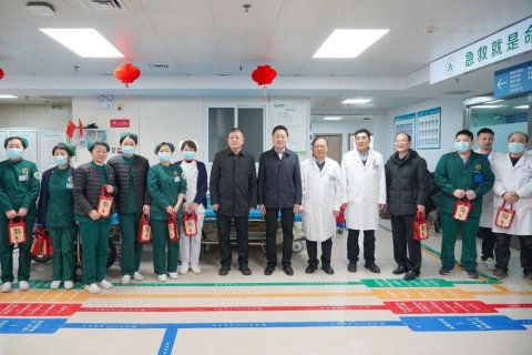 大年初一淮海医管公司党委书记、董事长张志远来院慰问