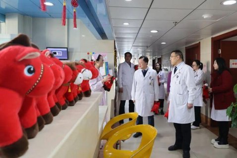 徐州妇幼保健院院导春节走访慰问一线医务人员