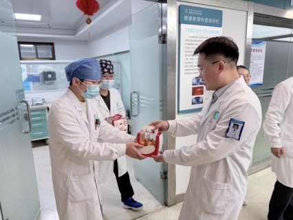 徐州市口腔医院领导班子慰问春节在岗人员