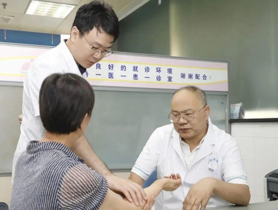 国内乳腺外科知名专家曹旭晨教授莅临徐州市妇幼保健院坐诊