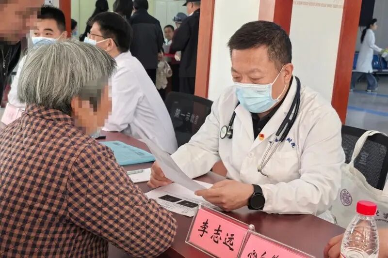 作为江苏省委驻沛县乡村振兴工作队成员单位，南京医科大学第二附属医院专家在沛县中医院开展义诊。 受访者供图