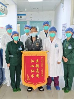 锦旗背后的生死守护——徐州七院成功救治消化道出血并发肝性脑病患者