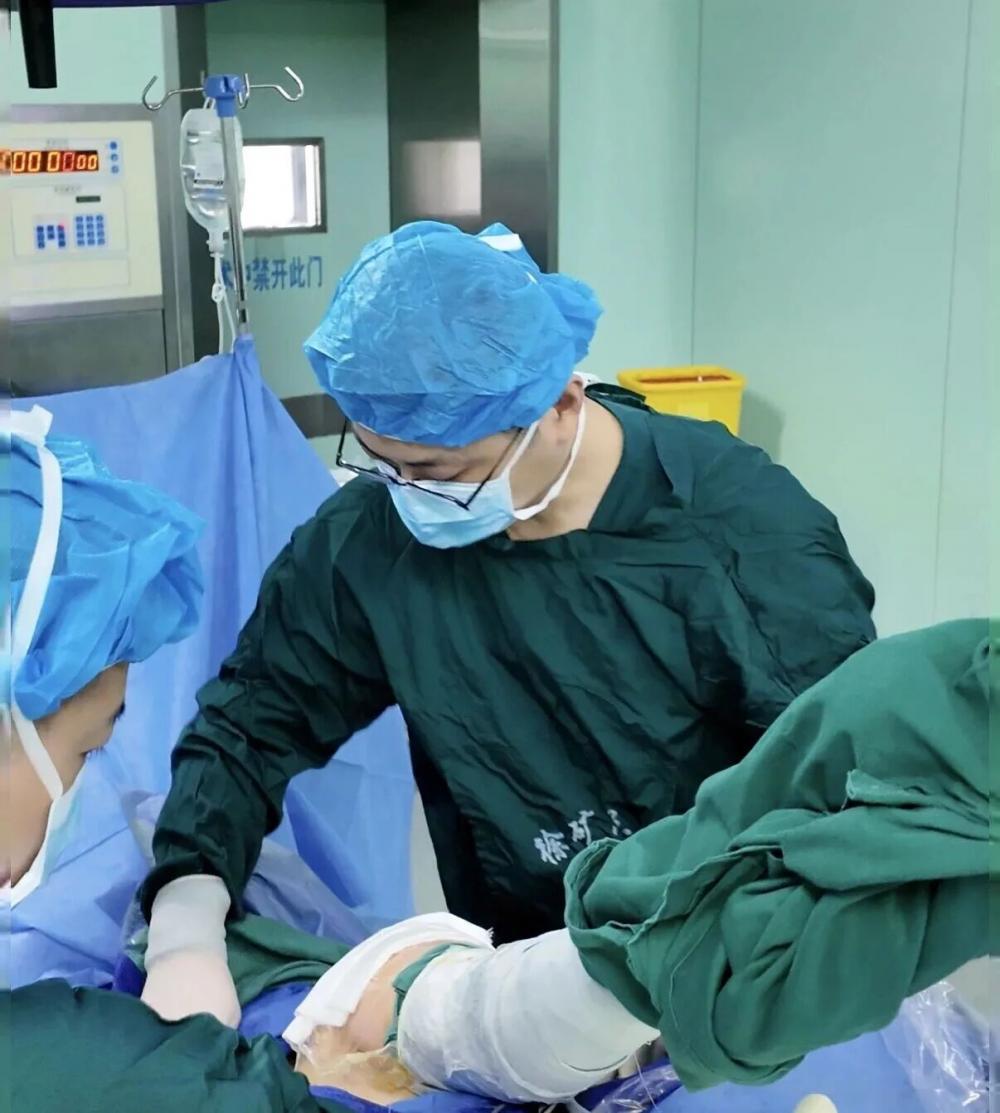 肩膀一摔就脱、一动就疼？徐矿总医院运动医学科：“脆皮年轻人”警惕肩关节习惯性脱位！