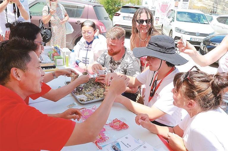 一针一灸圈粉“地中海心脏”——援马耳他中国医疗队跨越8000公里展中医妙手仁心