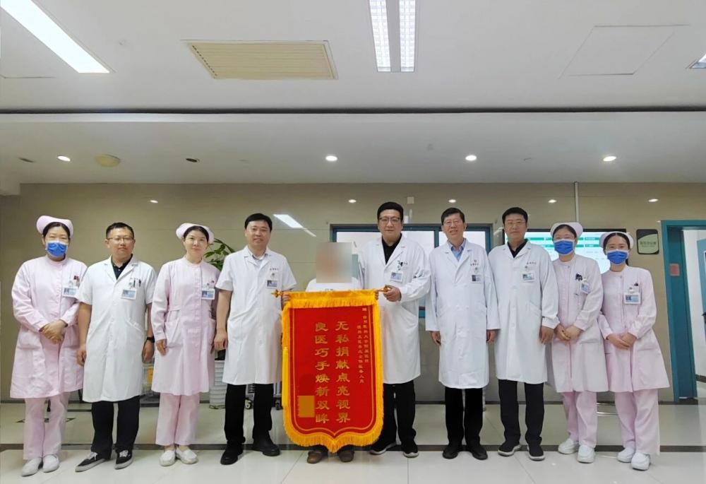 徐医附院眼科成功实施角膜移植手术，让患者重见光明