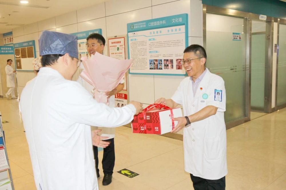 致敬白衣天使 情暖口腔医者——徐州市口腔医院开展中国医师节慰问活动