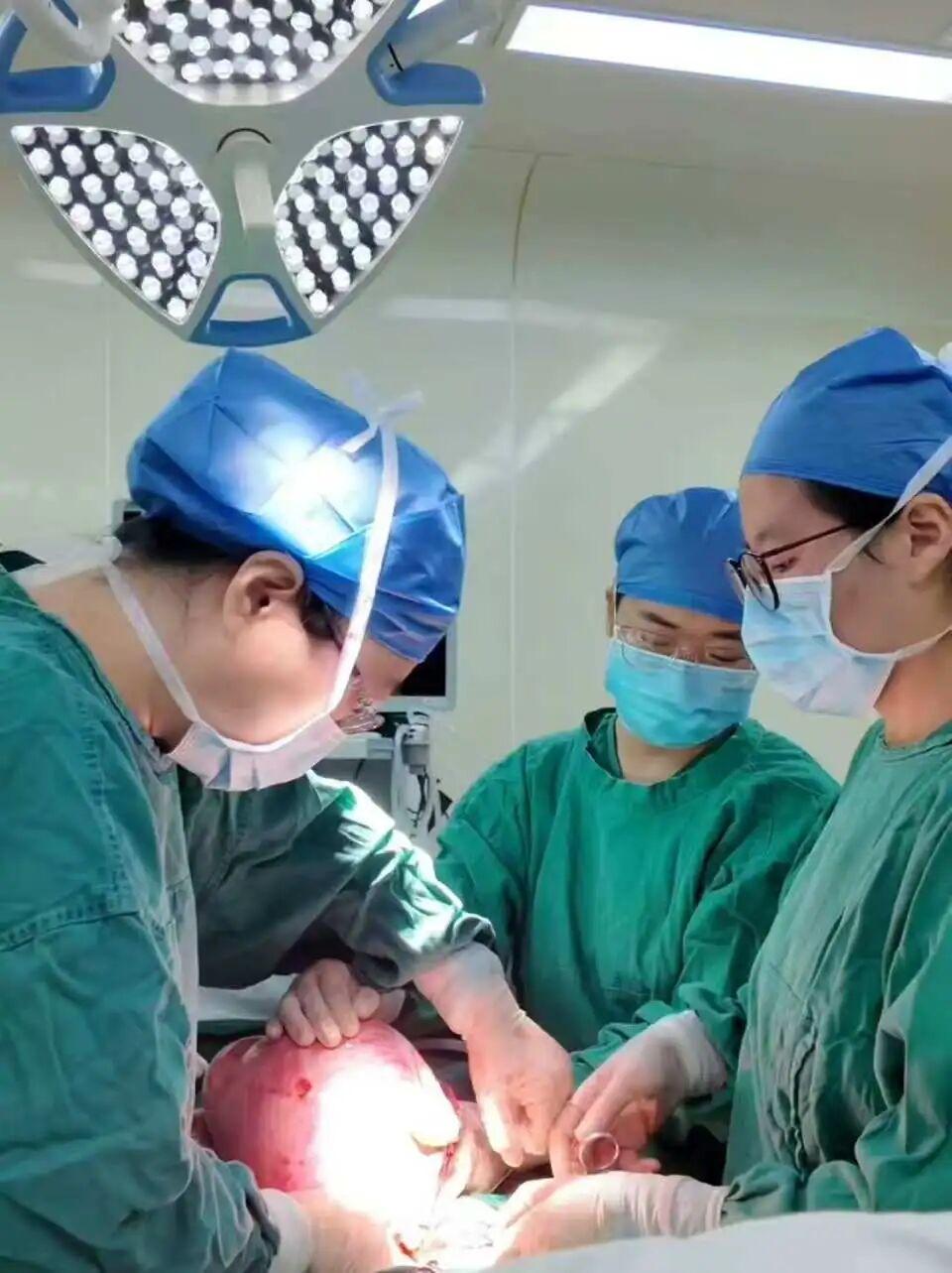 肚子大以为是“发福”！徐州市妇幼保健院妇科成功切除近8斤重“肿瘤子宫”