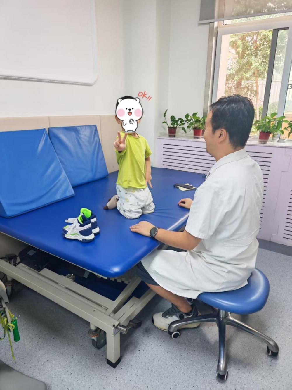 徐医附院儿科儿童康复团队助力重度颅脑损伤患儿康复